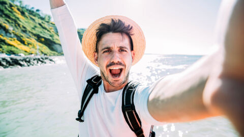 Un millenial haciéndose un selfie.