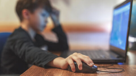 Un niño consulta su ordenador portátil