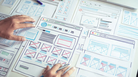 Bocetos hechos a mano de una web y sus módulos