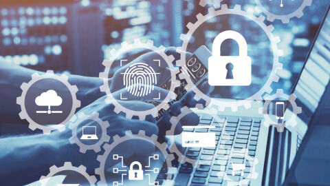 Sobre un portátil aparecen iconos relacionados con la seguridad