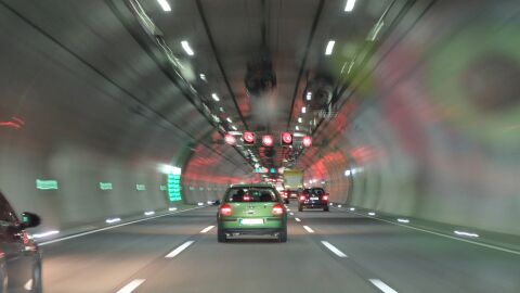 Túnel con varios carriles en un mismo sentido Túnel con varios carriles en un mismo sentido