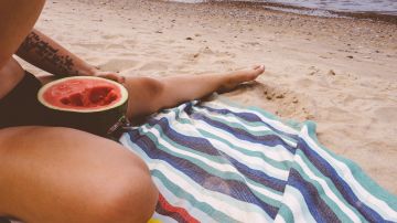 Comiendo sandía en la playa