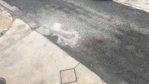Carretera de Málaga con baches y bordillos desgastados