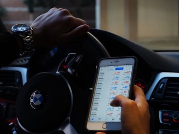 Conducir con el m&oacute;vil