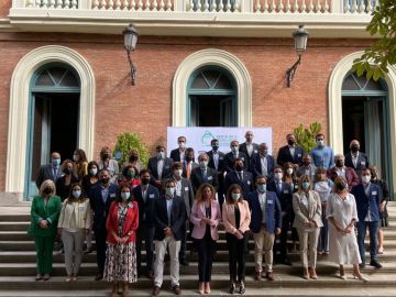 Los miembros de la Plataforma de Empresas por la Movilidad que firman el pacto