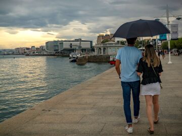 Una pareja de turistas pasea por la bahía de Santander en la imagen de archivo