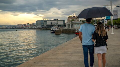 Una pareja de turistas pasea por la bahía de Santander en la imagen de archivo Una pareja de turistas pasea por la bahía de Santander en la imagen de archivo