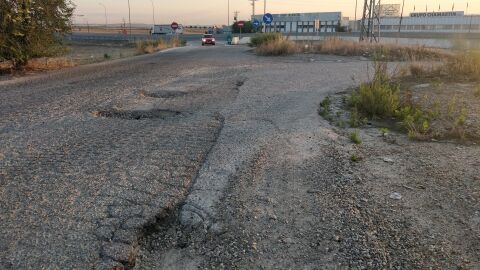 Carretera con profundos socavones en Madrid