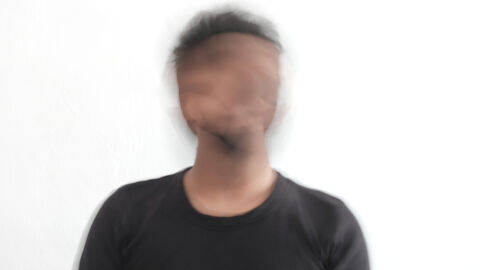 Imagen borrosa de la cara de un hombre joven.