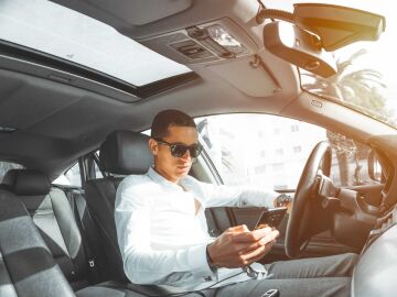 El m&oacute;vil, distracci&oacute;n al volante 