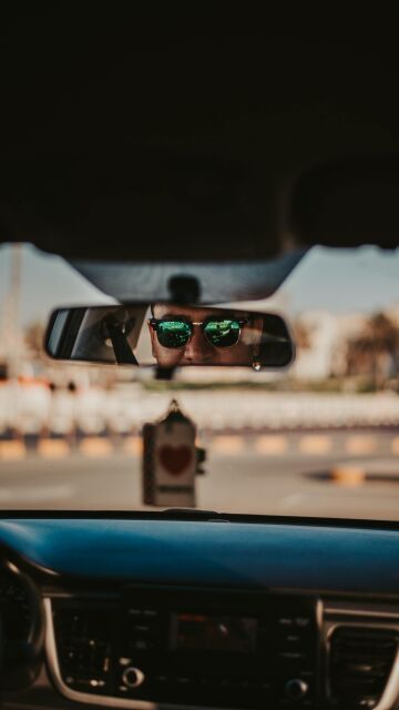 Conductor reflejado en el espejo retrovisor Conductor reflejado en el espejo retrovisor