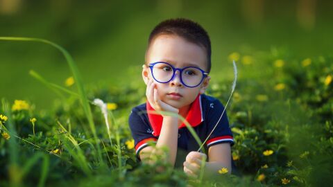 Ni&ntilde;o con gafas