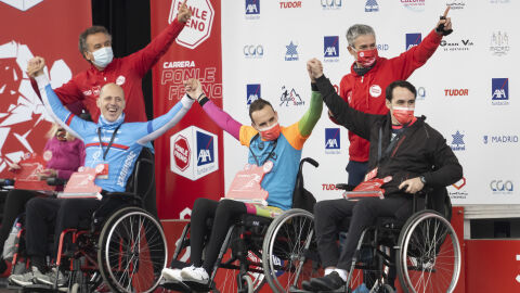 Los tres ganadroes de Handbike con Roberto Brasero y Martín Fiz