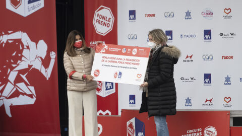 Patricia Pérez, Directora General Corporativa de Atresmedia entrega el cheque con la recaudación a Sagrario de la Azuela Gómez, gerente del Hospital Nacional de Parapléjicos de Toledo Patricia Pérez, Directora General Corporativa de Atresmedia entrega el cheque con la recaudación a Sagrario de la Azuela Gómez, gerente del Hospital Nacional de Parapléjicos de Toledo