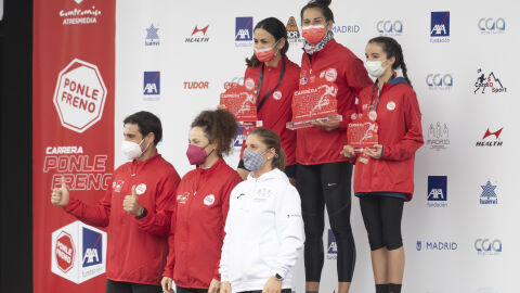 Las tres primeras clasificadas de la categoría de 5KM con los entregadores
