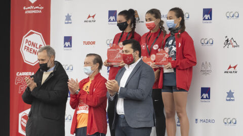 Las tres ganadoras de la categoría de 10KM junto a los entregadores 