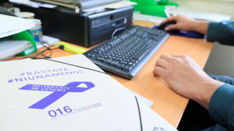 Efemérides de hoy 25 de noviembre de 2021. Carpeta con el teléfono de atención al maltrato 016 en la campaña #NiUnaMenos Efemérides de hoy 25 de noviembre de 2021. Carpeta con el teléfono de atención al maltrato 016 en la campaña #NiUnaMenos