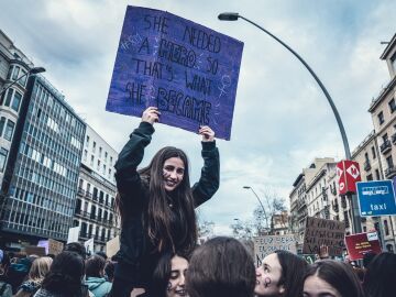 Chica sujetando una pancarta en una manifestación feminista