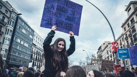 Chica sujetando una pancarta en una manifestaci&oacute;n feminista