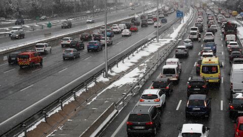 La nieve complica el regreso por carretera del puente con 25 provincias en alerta por nieve