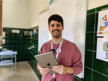 Adri&aacute;n Mart&iacute;nez posa, iPad en mano, en el aula de su colegio.