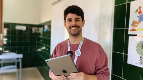 Adrián Martínez posa, iPad en mano, en el aula de su colegio.