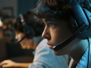 J&oacute;venes concentrados en la acci&oacute;n de un videojuego online.