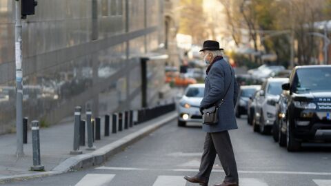 La DGT lanza 'Itinerarios', un manual de actividades para peatones de avanzada edad La DGT lanza 'Itinerarios', un manual de actividades para peatones de avanzada edad