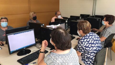 Mayores residentes en la Comunidad Valenciana aprenden a usar internet en el proyecto Mayores Movilizados. Mayores residentes en la Comunidad Valenciana aprenden a usar internet en el proyecto Mayores Movilizados.