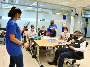 Voluntarios de Telef&oacute;nica ense&ntilde;an a personas mayores el manejo del tel&eacute;fono m&oacute;vil.