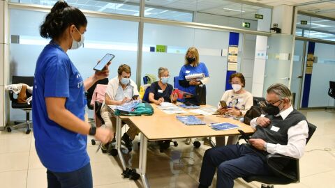 Voluntarios de Telefónica enseñan a personas mayores el manejo del teléfono móvil.