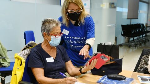Una voluntaria de Renacer Digital, durante un curso con mayores. Una voluntaria de Renacer Digital, durante un curso con mayores.