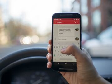 Usar el m&oacute;vil al volante es tan peligroso como exceder los l&iacute;mites de velocidad, beber o no ponerse el cintur&oacute;n