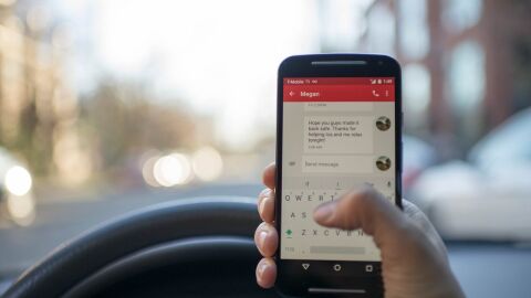 Usar el móvil al volante es tan peligroso como exceder los límites de velocidad, beber o no ponerse el cinturón