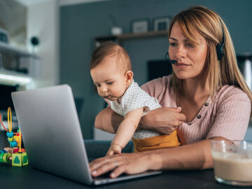 Las mujeres trabajan m&aacute;s en puestos que no permiten teletrabajar, y dificultan la conciliaci&oacute;n familiar. 