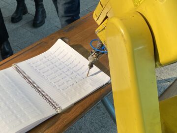 Un brazo rob&oacute;tico copia eternamente una frase en la obra "El castigo", de Filipe Vilas-Boas.