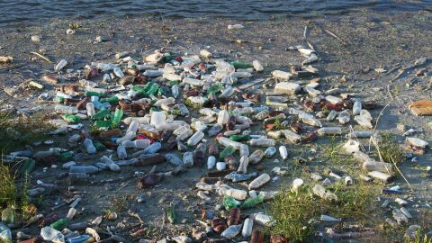 botellas de pl&aacute;stico abandonadas