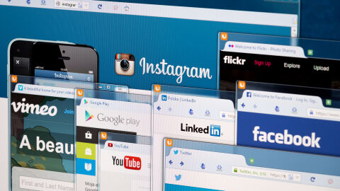Un ordenador muestra diferentes pestañas con redes sociales abiertas