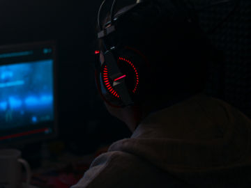 Un joven concentrado en su actividad digital.