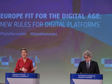 Responsables de la Comisi&oacute;n Europea explicando la nueva legislaci&oacute;n.