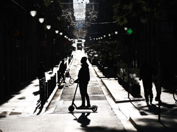 Foto de archivo de un hombre en patinete