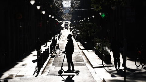Foto de archivo de un hombre en patinete