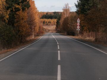 Dientes de drag&oacute;n, las nuevas marcas viales para provocar que levantemos el pie del acelerador