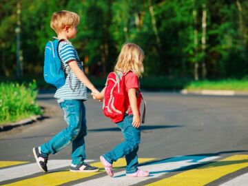 Ni&ntilde;os cruzando un paso de peatones