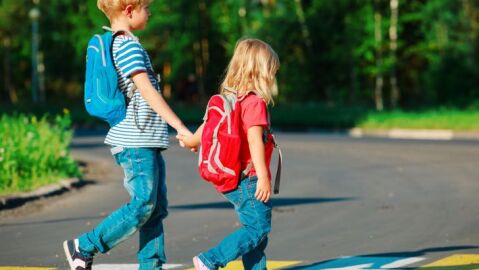 Niños cruzando un paso de peatones