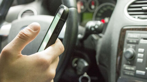 Teléfono móvil en el coche