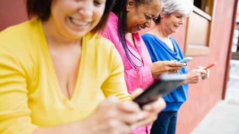 Adicción a los "me gusta", ciberbullying, FOMO... Las redes sociales afectan a la salud mental de los usuarios