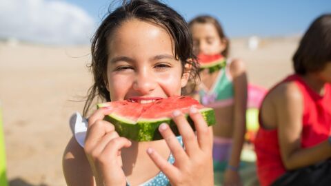 Los hábitos poco saludables, causa de la hipertensión en 9 de cada 10 en niños y adolescentes Niñas comen sandía