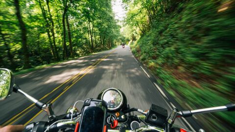 Motorista en carretera secundaria