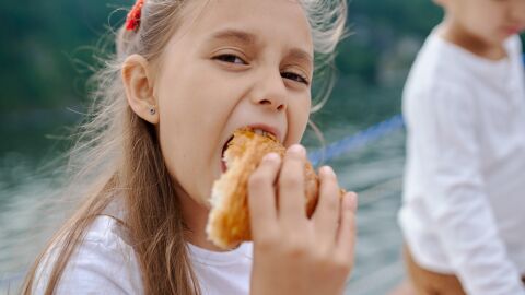 Los trastornos alimentarios en niños y niñas de 9 a 10 años son más comunes de lo que se pensaba Niña de 10 años comiendo pan